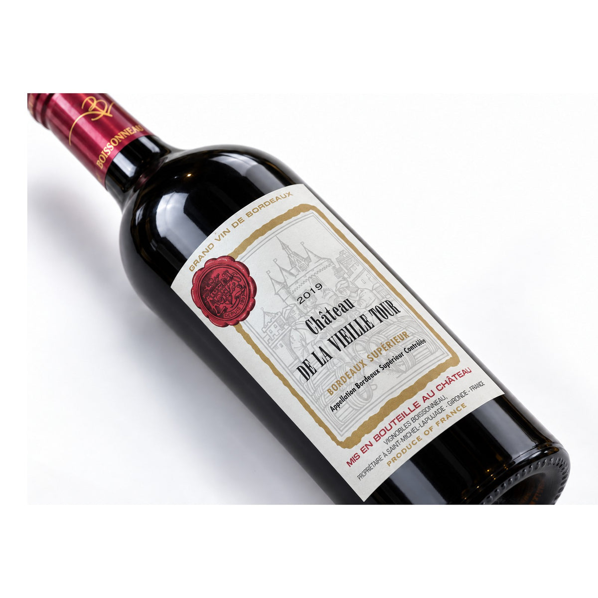 Cuvee Pierre Chateau de la Vieille Tour wijnfles op witte studioachtergrond