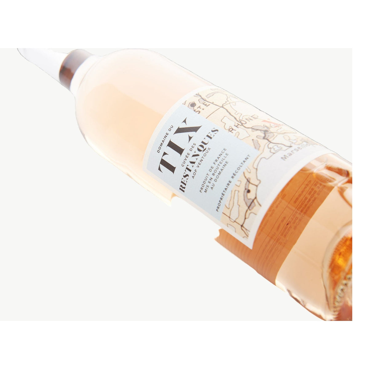 Domaine du Tix Rose wijnfles op witte studioachtergrond