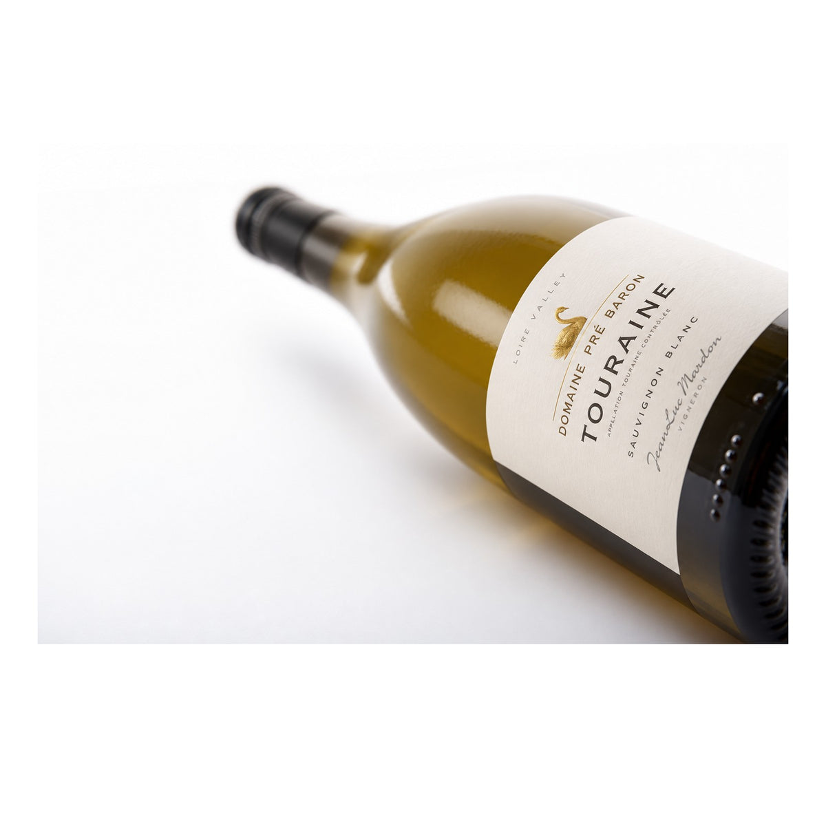 Domaine du Pre Baron Sauvignon wijnfles op witte studioachtergrond