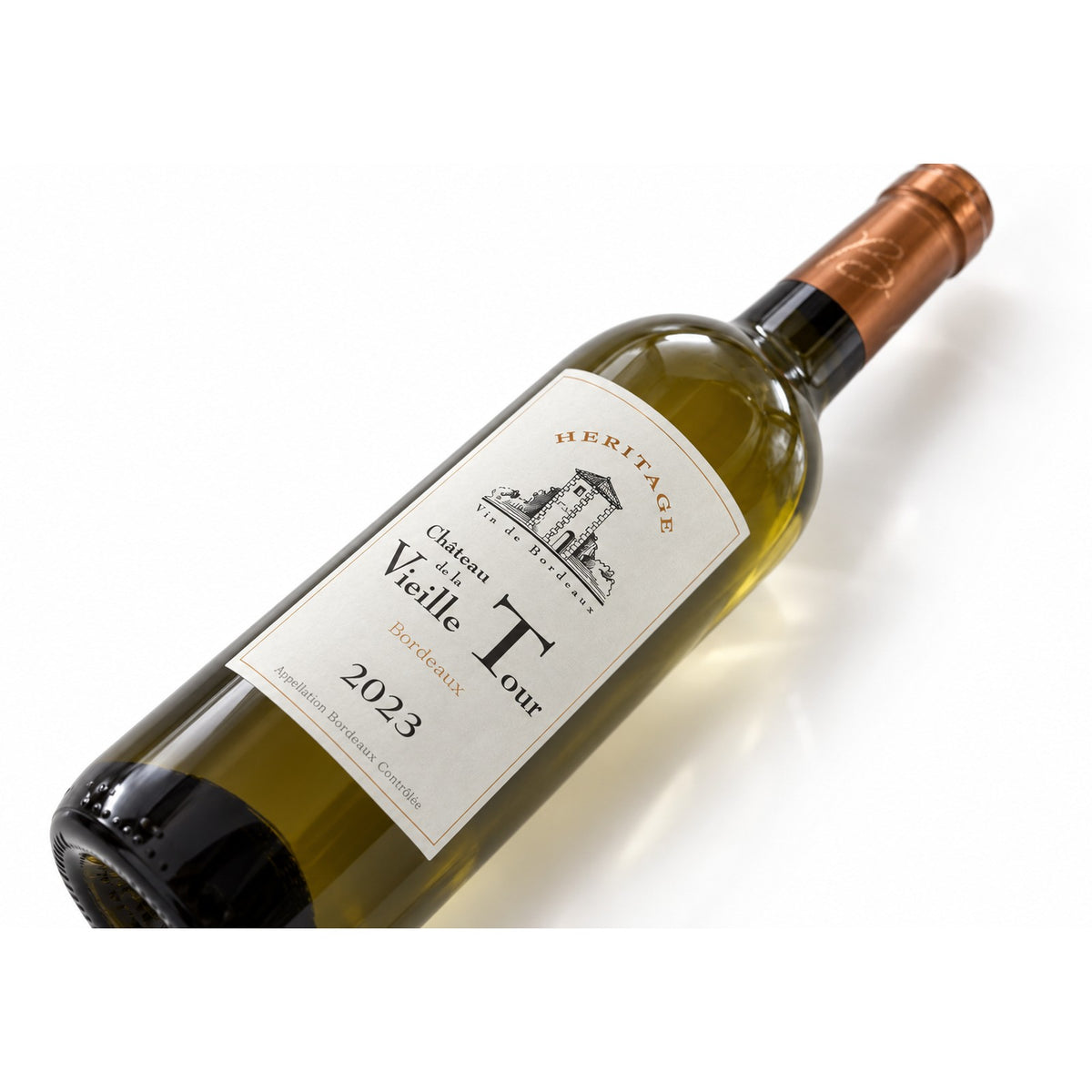 Heritage blanc Chateau de la Vieille Tour wijnfles op witte studioachtergrond