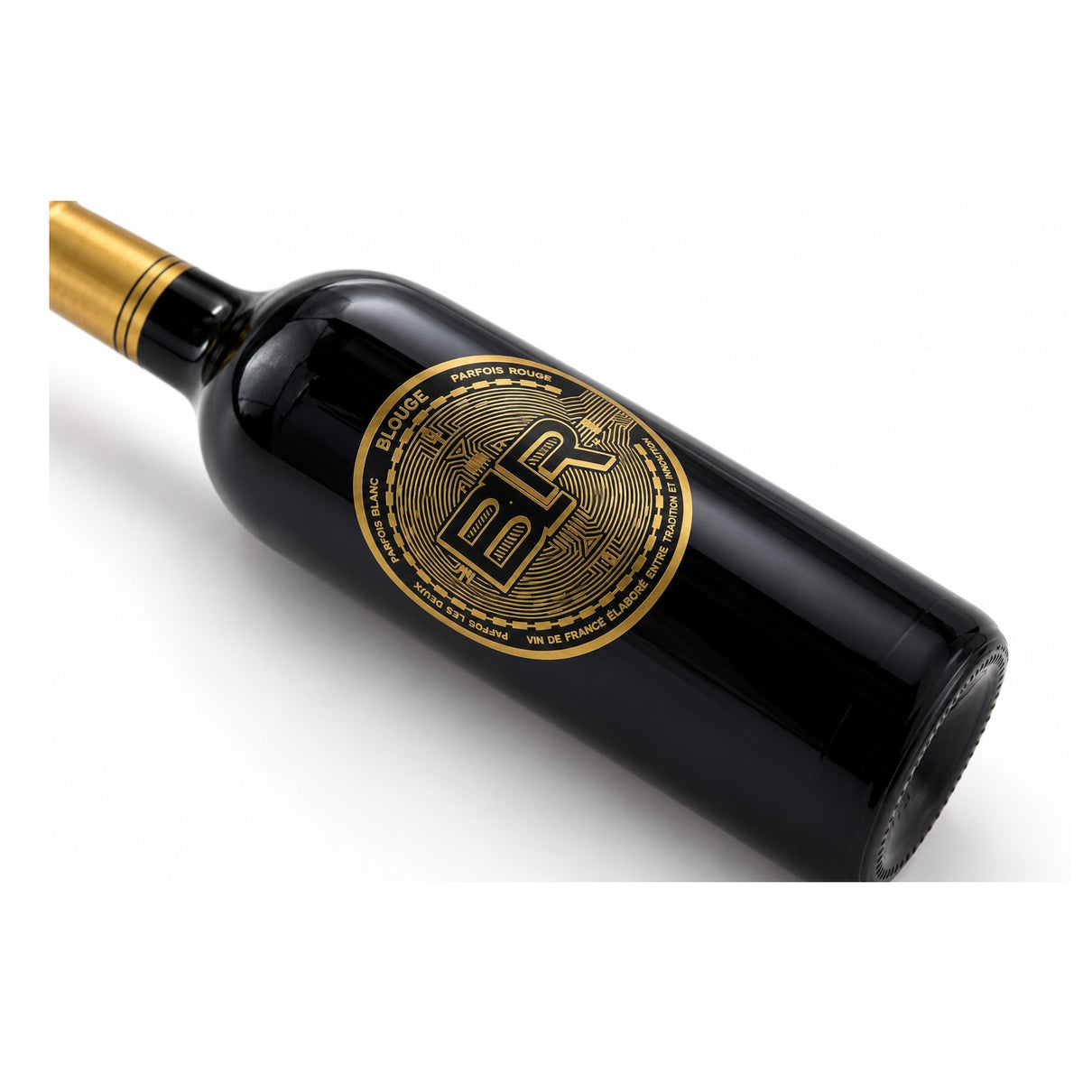 Blouge Blanc en Rouge fles liggend in studiolicht met BLR-medaillon