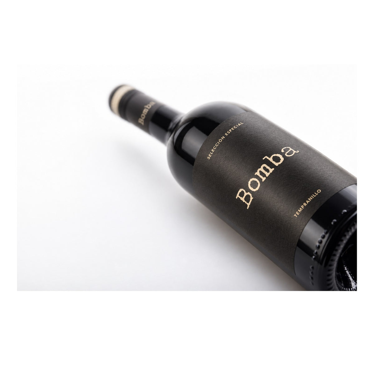 Bomba Tempranillo wijnfles op witte studioachtergrond