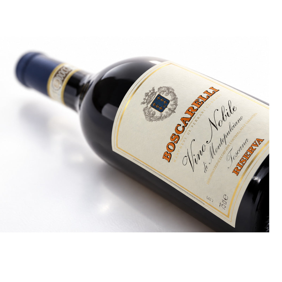 Boscarelli Vino Nobile di Montepulciano Riserva wijnfles op witte studioachtergrond