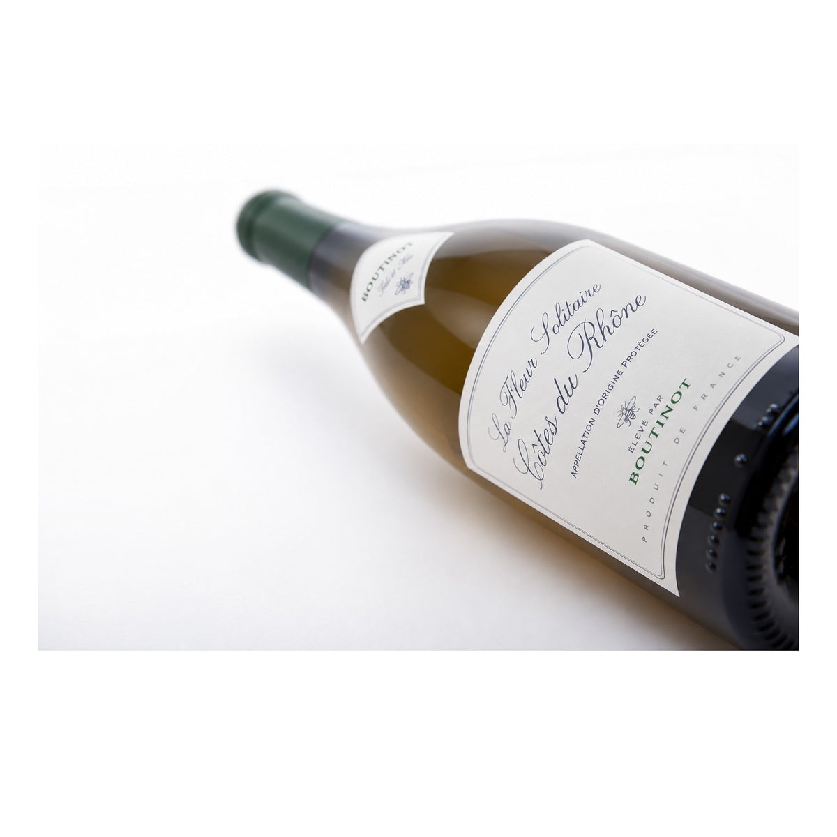 Boutinot La Fleur Solitaire Cotes du Rhone blanc wijnfles op witte studioachtergrond