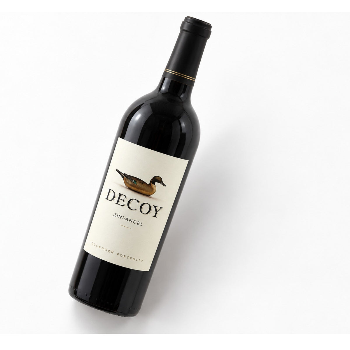 Duckhorn Decoy California Zinfandel wijnfles op witte studioachtergrond