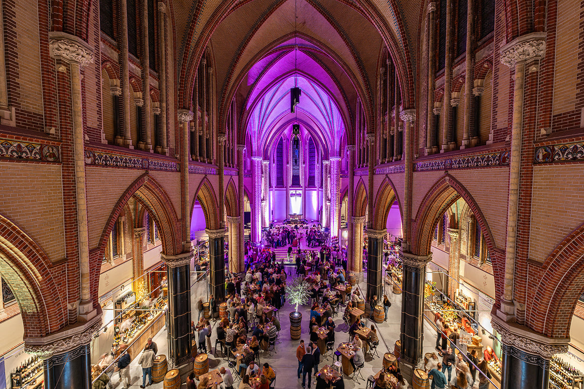 Het Gouds Wijnfestival in de Gouwekerk, gezien vanaf de galerij