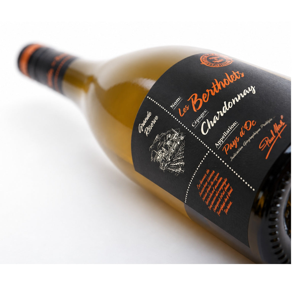 Les Bertholets Chardonnay wijnfles op witte studioachtergrond