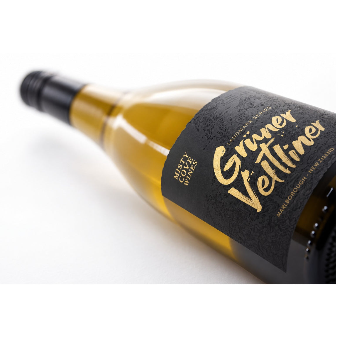 Misty Cove Landmark Gruner Veltliner wijnfles op witte studioachtergrond