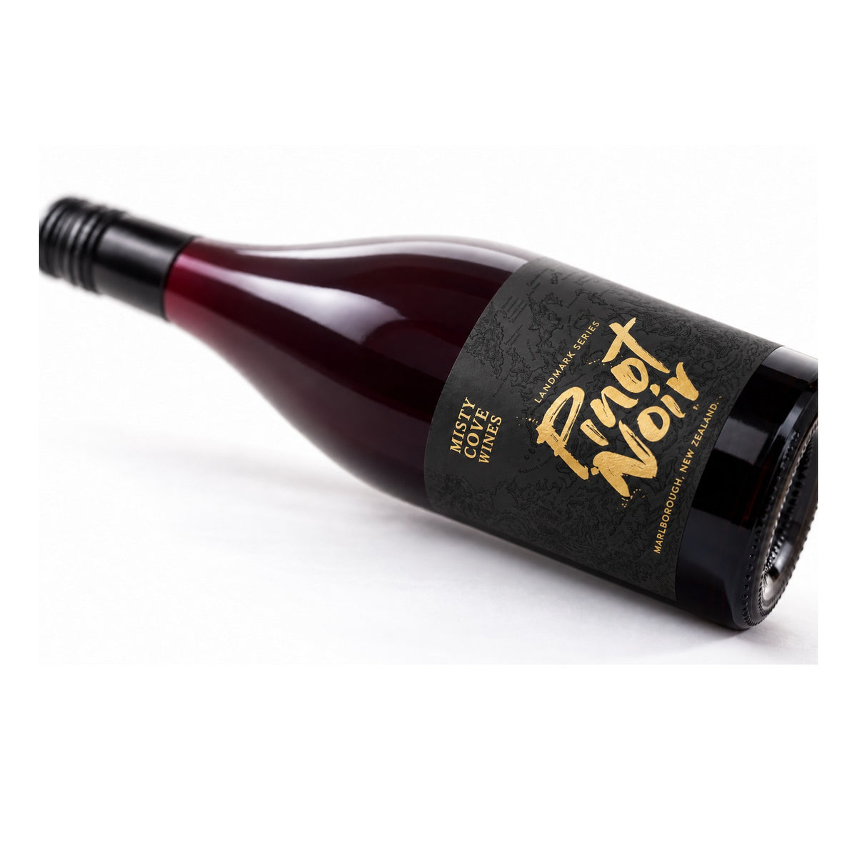 Misty Cove Landmark Pinot Noir wijnfles op witte studioachtergrond
