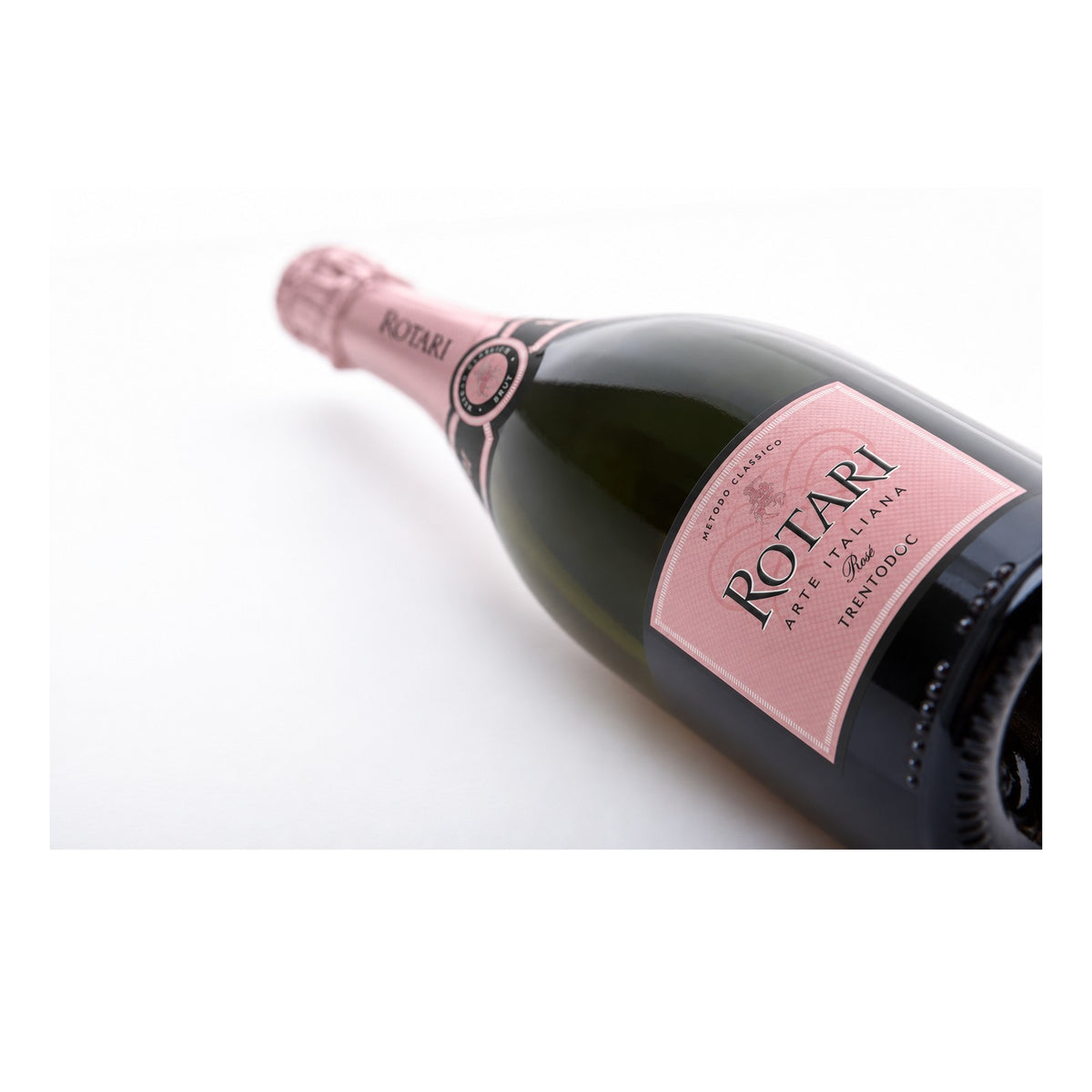 Rotari Brut Rose fles op witte studioachtergrond