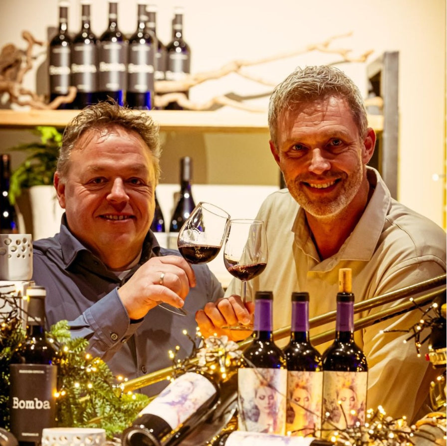 Kees en Arjan proosten tijdens het Gouds Wijnfestival in de Gouwekerk