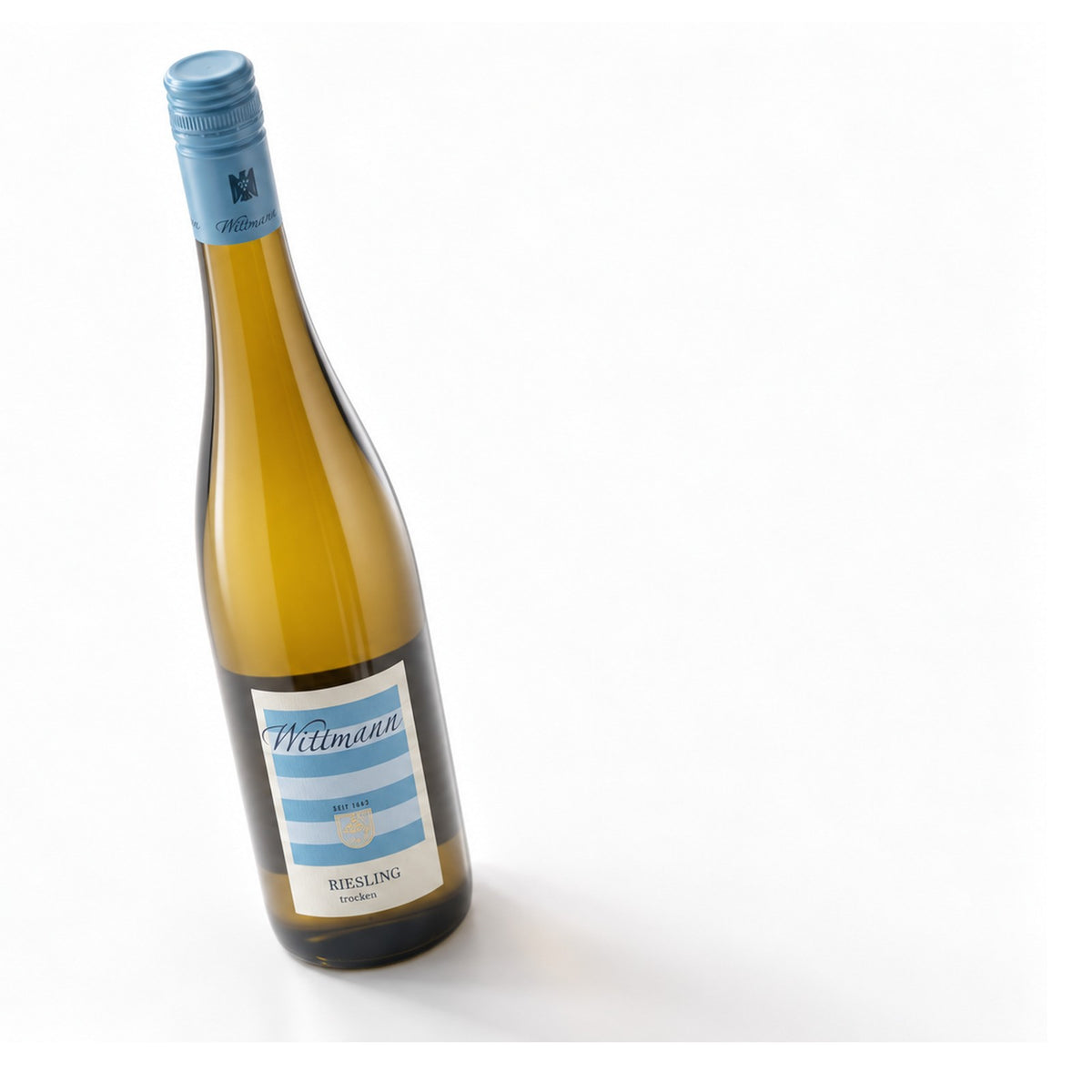 Wittmann Riesling Trocken wijnfles op witte studioachtergrond
